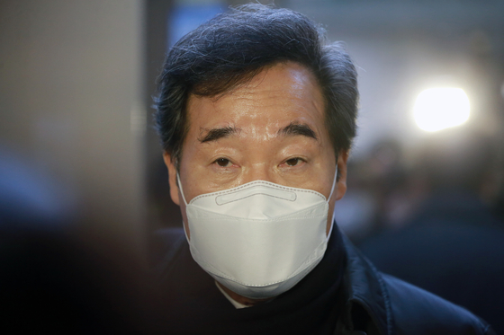 Ruling Democratic Party Chairman Lee Nak-yon answers questions from the press upon exiting the party's Supreme Council meeting at the National Assembly in Seoul on Sunday. [NEWS1]