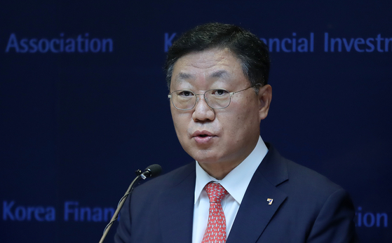 Nah Jae-chul, chairman of the Korea Financial Investment Association, speaks at a briefing in Yeouido, western Seoul, in July. [NEWS1]