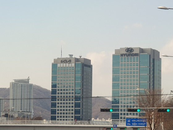 Kia Motors' headquarters, left, has a new emblem on Jan. 1. [JIN EUN-SOO]