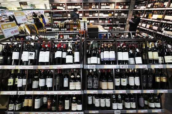 Wine is displayed at a big supermarket in Seoul on Monday. With drinking at home gaining popularity due to the prolonged coronavirus pandemic, Korea imported an all-time high 38,969 tons of wine, worth $239.3 million, last year. [YONHAP] 