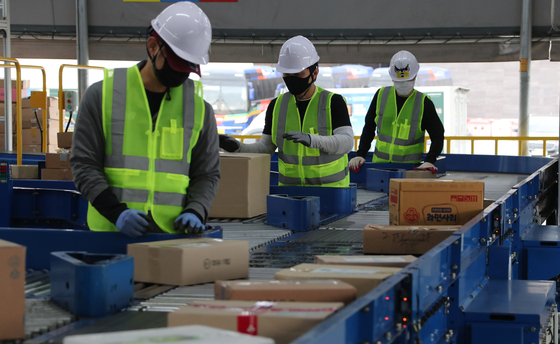 A distribution center in Seoul filled with packages on Wednedsay. [NEWS1]