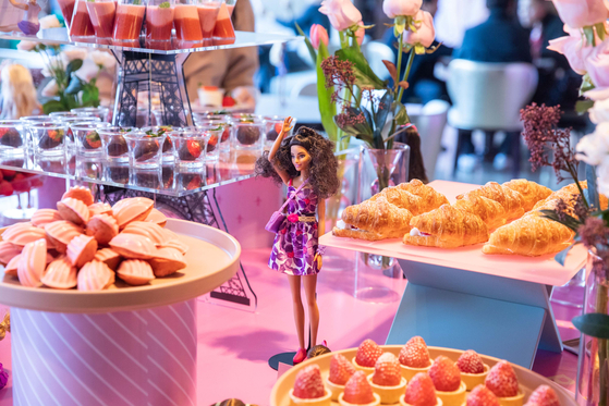 JW Marriott Dongdaemun Square Seoul offers a selection of strawberry desserts in a room decorated with Barbie dolls. [JW MARRIOTT DONGDAEMUN SQUARE SEOUL]