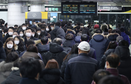 Passengers wait for the next subway at Sadang Station in Seoul on Thursday morning. [YONHAP]