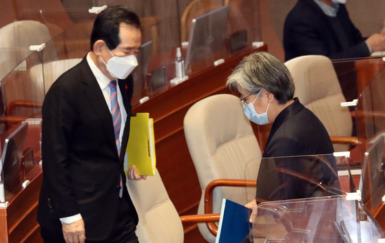Prime Minister Chung Sye-kyun, left, and Korea Disease Control and Prevention Agency Commissioner Jung Eun-kyeong at the National Assembly in Seoul on Friday. [NEWS1]