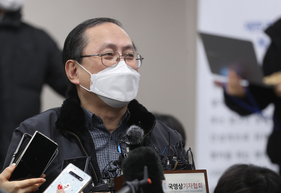 Kim Gang-won, a lawyer representing 12 former comfort women in a lawsuit seeking compensation from Japan, talks to the press at the Seoul Central District Court after his clients won the court battle against the Japanese government on Friday. [YONHAP]