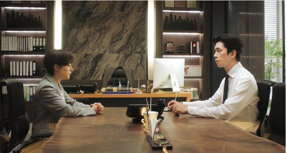 A scene with actor Shin Sung-rok, right, in the recently ended drama ″Kairos.″ [ILGAN SPORTS]