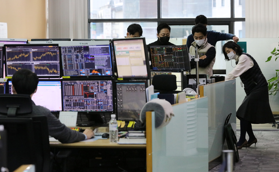  A dealing room at Hana Bank in Seoul on Jan. 12 . [YONHAP]