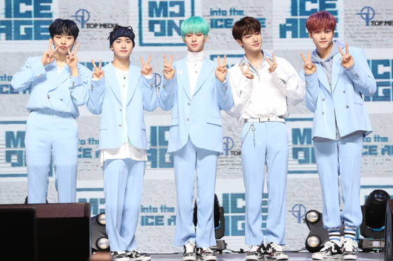 Boy band MCND poses for photos during the showcase for its debut album ″into the ICE AGE″ in February last year. [ILGAN SPORTS]