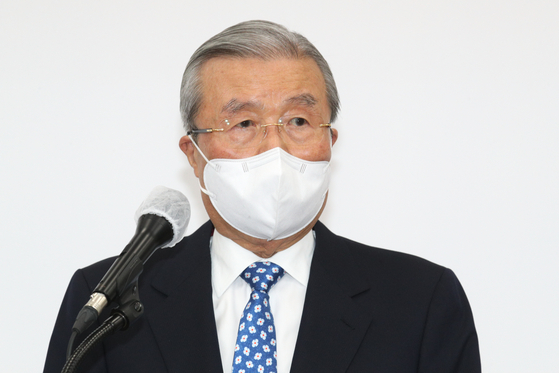 Kim Chong-in, acting leader of the People Power Party, holds a press conference at the National Assembly to issue a public apology for the two former presidents' corruption scandals that led to their imprisonment.  [YONHAP] 