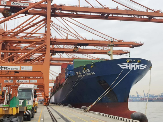 HMM’s 4,600 twenty-foot equivalent unit container ship anchored at a terminal in Busan in December 2020. [YONHAP]