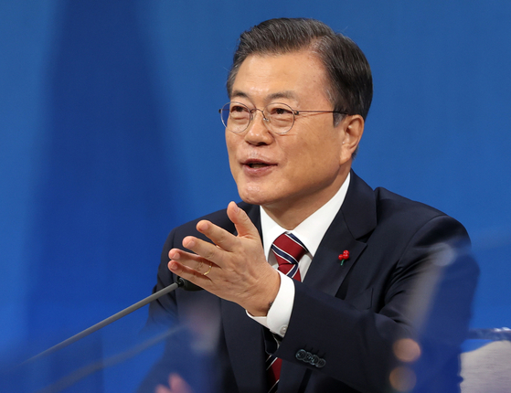 President Moon Jae-in speaks in a hybrid in-person and virtual New Year’s press conference Monday at the Blue House in central Seoul. [JOINT PRESS CORPS] 