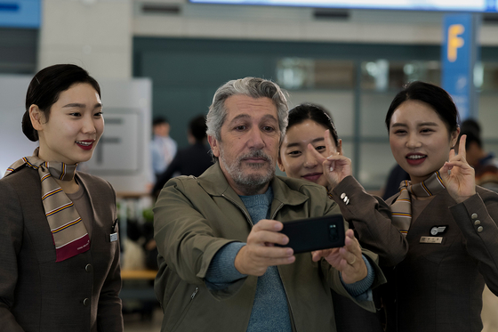 A scene from the film ″#Iamhere.″ The protagonist Stephan (played by Alain Chabat) stays at Incheon International Airport for more than 10 days waiting for Soo. [NEXT ENTERTAINMENT WORLD] 