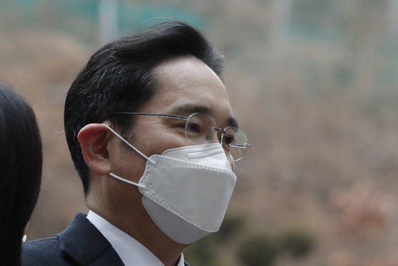 Samsung Electronics Vice Chairman Lee Jae-yong arrives at the Seoul High Court in Seoul on Monday. Lee was sent back to prison Monday after a court sentenced him to two and a half years over his involvement in a 2016 corruption scandal that spurred massive street protests and ousted Korea’s president. [AP]