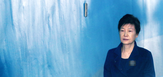 In this file photo, former President Park Geun-hye heads to her trial at the Seoul Central District Court on Oct. 13, 2017. [YONHAP]