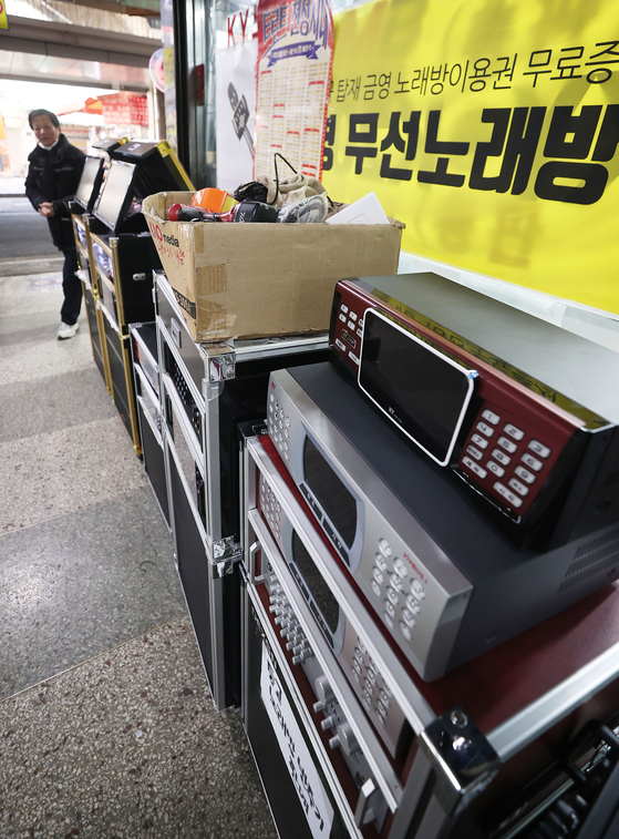 Equipment used in noraebang, or singing rooms, are on display at an electronics thrift store in downtown Seoul on Tuesday. Data from the Ministry of the Interior and Safety showed that the number of noraebang that opened last year was the lowest since 1987. Meanwhile, 2,137 noraebang closed, the highest in 13 years. [YONHAP]