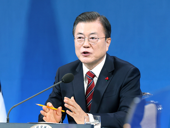 President Moon Jae-in speaks during a hybrid in-person and virtual New Year's press conference Monday at the Blue House in central Seoul. Moon answered questions from journalists about a range of issues, including widening economic inequality, special pardons and the profit-sharing plan for corporations. [JOINT PRESS CORPS]