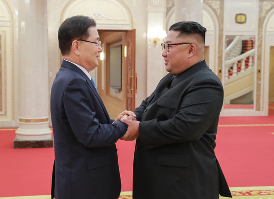 In this file photo, Chung Eui-yong, President Moon Jae-in's special envoy, left, exchanges greetings with North Korean leader Kim Jong-un at the North's ruling Workers' Party headquarters in Pyongyang on Sept. 5, 2018. [YONHAP] 