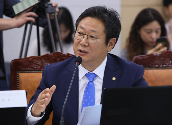 In this file photo, Rep. Hwang Hee of the Democratic Party (DP) speaks at the Land, Infrastructure and Transport Committee's audit of the Land Ministry on Oct. 2, 2019. President Moon Jae-in named Hwang as minister of culture, sports and tourism on Wednesday.  [YONHAP] 
