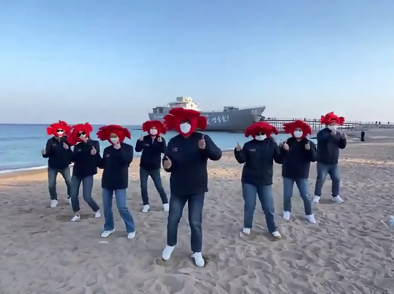 Local king crab sellers performing in an online festival on king crabs hosted by Yeongdeok County Office in North Gyeongsang last month. [YEONGDEOK COUNTY OFFICE] 