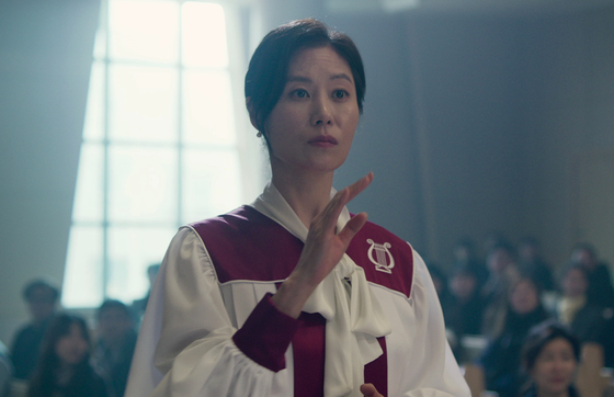 Actor Moon So-ri as Mi-yeon, the most well-to-do out of the three sisters. She is passionate about her religion and takes full responsibility as the head conductor of the church choir. [LITTLE BIG PICTURES] 