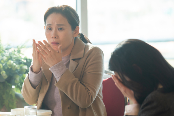 Actor Kim Sun-young as Hee-sook, the eldest sister and the most unfortunate one of the three. [LITTLE BIG PICTURES] 