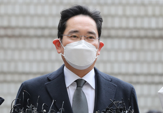 In this file photo, Samsung Electronics Vice Chairman Lee Jae-yong enters the Seoul High Court on Jan. 18, 2021 to attend a ruling in his retrial for bribery.  [NEWS1] 
