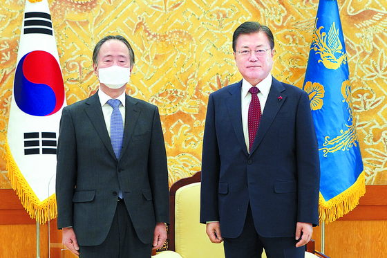 In a rare move last week, President Moon Jae-in invited outgoing Japanese Ambassador Koji Tomita to the Blue House to express appreciation for his role over the past 14 months and stressed the importance of the two nation’s partnership for the peace and prosperity of the world. [BLUE HOUSE]