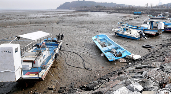 Frozen seawater melts away at Yedan Wharf in Yeongjong Island, Incheon, on Monday, as temperatures rose, a far cry from the extreme cold wave earlier this month. [YONHAP]