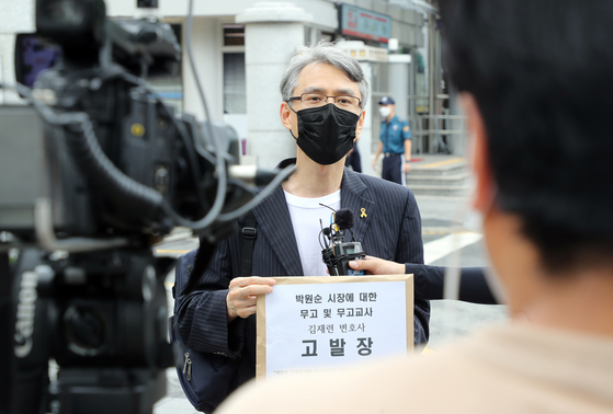 Shin Seong-mok, head of a progressive civic group in Korea, seen in this photo speaking to the press before filing a complaint on the lawyer of the former secretary of former Seoul Mayor Park Won-soon in August last year. Shin on Saturday announced his intention to rally citizens to file a complaint on the former secretary, accusing her of murder. [YONHAP]
