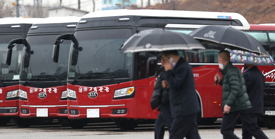 A rentable bus is parked at a lot in Songpa District, southern Seoul, with the license plates removed Tuesday. Removing the license plates stops the government from taxing bus companies and saves money on insurance, reducing maintenance costs for bus companies hit hard by the Covid-19 pandemic. [YONHAP]