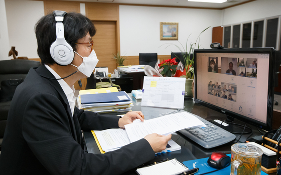 Doh Kyu-sang, FSC vice chairman, attends a visual meeting on financial industry's risk at the government complex in Seoul on Tuesday. [YONHAP]