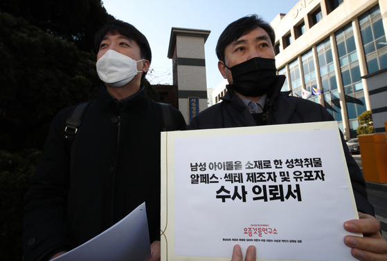 Two politicians from the People Power Party—Ha Tae-keung, right, and Lee Jun-seok, a former member of the Supreme Council of the party—answer questions from the press before they file for a police investigation into RPS creators and distributors at the Yeongdeungpo Police Precinct in western Seoul. [YONHAP] 