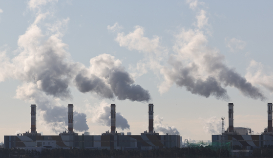 Coal power plants in Incheon in December 2020. [YONHAP]