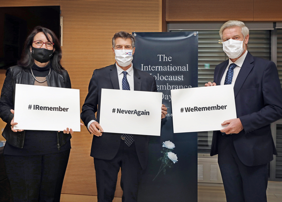 From left, Marla Stukenberg, head of the Goethe-Institut Korea; Akiva Tor, Israeli ambassador to Korea; and Michael Reiffenstuel, German ambassador to Korea, commemorating the International Holocaust Remembrance Day at the Goethe-Institut Korea in Seoul on Wednesday. [PARK SANG-MOON]