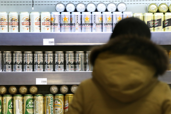 Japanese beers on sales at a discount mart in Seoul on Thursday. [YONHAP]