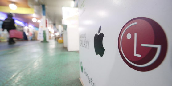 A smartphone store at Yongsan, central Seoul, on Jan. 21. [YONHAP]