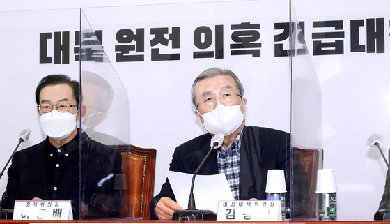 Kim Chong-in, right, the acting chief of the People Power Party, holds a meeting on the allegations that the South Korean government drafted a secret plan in 2018 to build a nuclear power plant in North Korea at the National Assembly in western Seoul Sunday. [OH JONG-TAEK] 