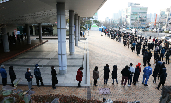 Pohang residents line up to be tested in front of the City Hall on Jan. 27, after the city government issued a directive ordering at least one person per household to be tested by Feb. 4. [YONHAP]