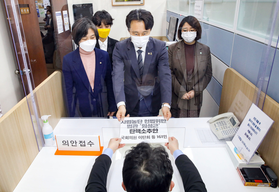 Rep. Lee Tah-ney of the ruling Democratic Party, center, submits a motion to impeach Lim Seong-geun, a senior judge on the Busan High Court who has been accused of abusing judiciary power by meddling in rulings, alongside lawmakers of the Justice Party, Open Democratic Party and the Basic Income Party Monday at the National Assembly in Yeouido, western Seoul. [OH JONG-TAEK]