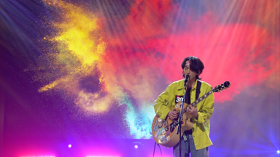 JTBC music show ″Sing Again″ features singers who have had at least one song or album released under their name and are competing for their place back in the spotlight. In this picture is Singer No. 30, Lee Seung-yoon. [JTBC]