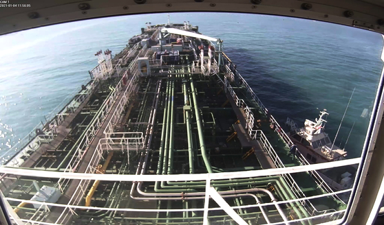 A CCTV image shows the moment the South Korean-flagged oil tanker Hankuk Chemi was captured by the Iran’s Revolutionary Guard in a speedboat on the Strait of Hormuz on Monday. [AP/YONHAP]