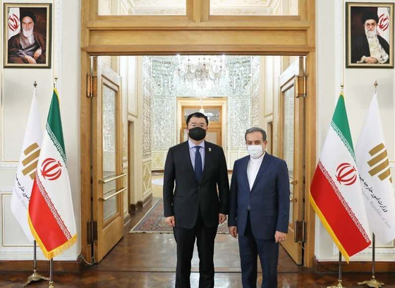 Korean First Vice Foreign Minister Choi Jong-kun, left, and Iranian Deputy Foreign Minister Seyed Abbas Araghchi pose for a photo on Jan. 10 during talks in Tehran. [IRAN'S FOREIGN MINISTRY]
