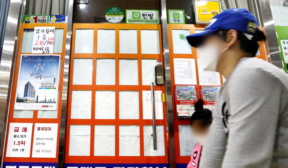 The window display of a real estate agency in downtown Seoul in October. Apartment prices have been rising rapidly since the tenant protection laws went into effect in July 2020, and even younger people are scrambling to buy property. [NEWS1]