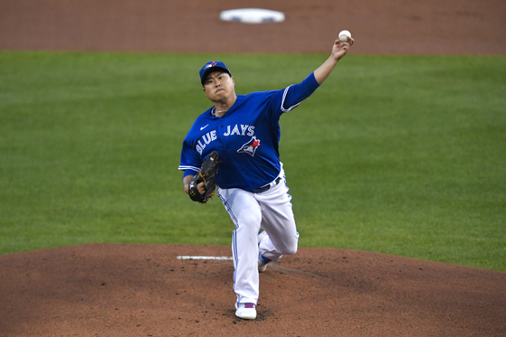 Toronto Blue Jays starting pitcher Ryu Hyun-jin throws to a New York Yankees batter during the first inning of a baseball game in Buffalo, New York on Sept. 24, 2020. [AP/YONHAP]