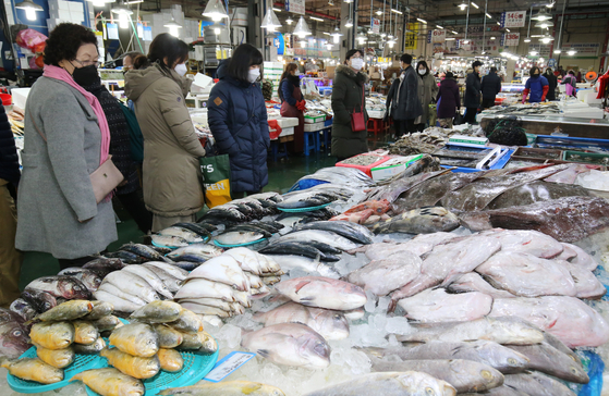 Visitors to the agro-fishery market in Ojeong-dong in Daejeon shop for fresh food on Thursday to prepare for the Lunar New Year holiday next week. [NEWS 1] 