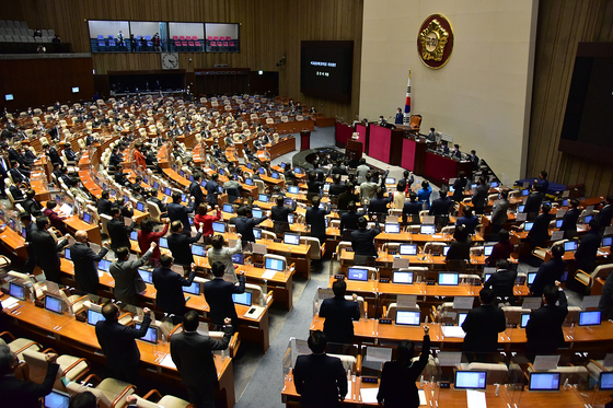 After the ruling Democratic Party (DP) and its allies pass a motion to impeach a sitting judge, lawmakers of the opposition People Power Party (PPP) stand up to denounce the unprecedented move.  [NEWS1] 