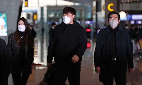 Ryu Hyun-jin, center, arrives at Incheon International Airport on Wednesday before flying to Florida to begin spring training. [YONHAP]