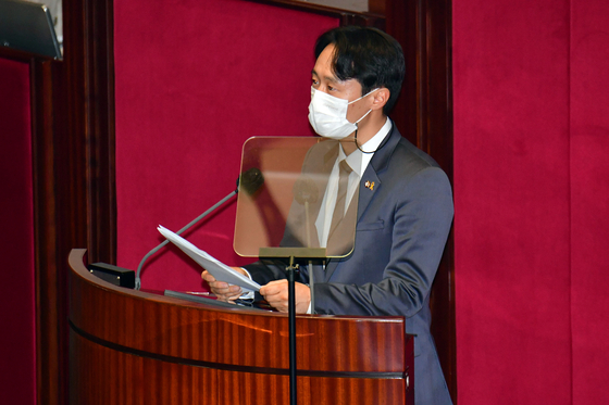 DP Rep. Lee Tah-ney presents a motion to impeach Judge Lim Seong-geun at the National Assembly on Thursday.  [NEWS1] 