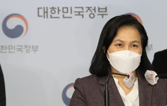 Korean Trade Minister Yoo Myung-hee announces her decision not to pursue the top post at the World Trade Organization at the government complex in Seoul on Friday. She was one of the finalists, the furthest that a Korean contender has made. [YONHAP]