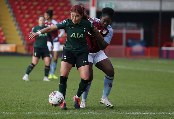 Cho So-hyun of Tottenham Hotspur dribbles the ball past an Aston Villa player as the two clubs faced off in the FA Women's Super League on Saturday. [SCREEN CAPTURE]